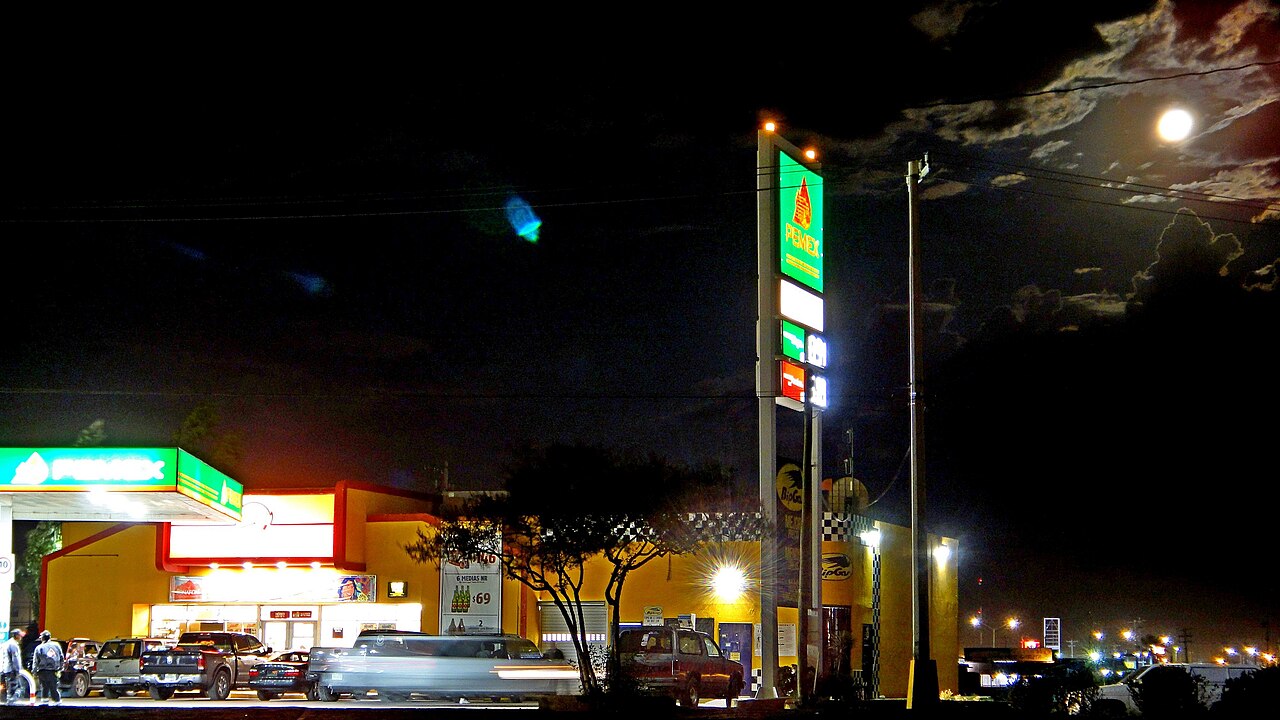 Gasolinera Pemex de noche que ilustra los cambios al estímulo fiscal al diésel y las gasolinas