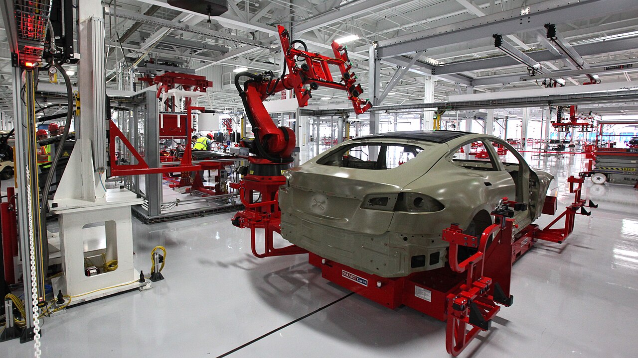 Carrocería y robots de Tesla en Fremont; fotografía ilustrativa de archivo