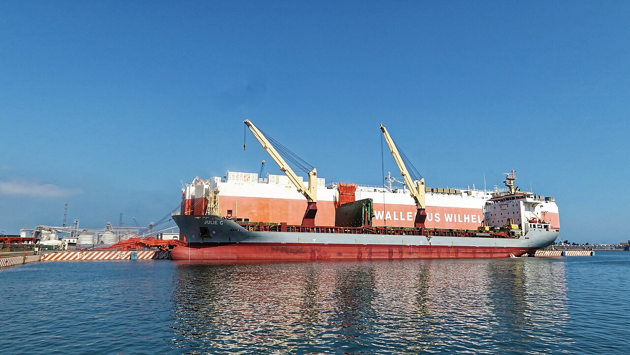 Embarcaciones y grúas en el puerto de Veracruz, fotografía de archivo de febrero de 2020