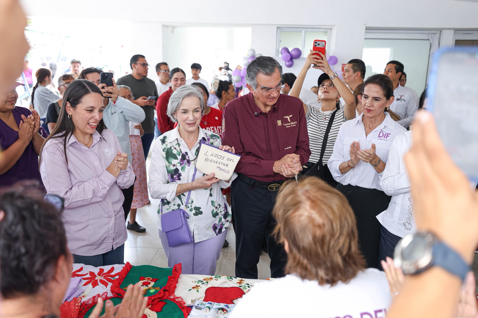 Américo Villarreal y María de Villarreal durante actividades comunitarias de Lazos del Bienestar