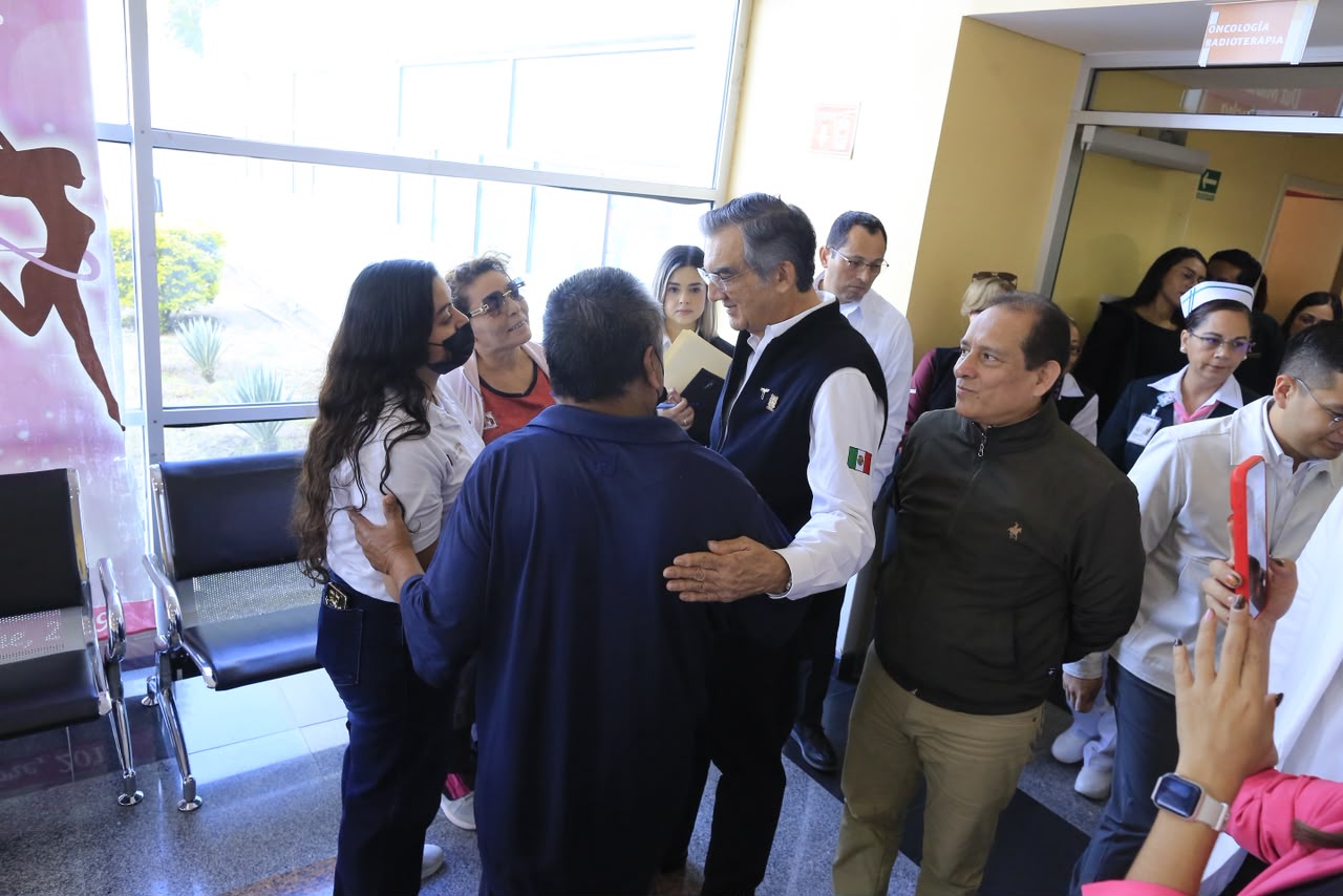 Américo Villarreal conversa con personal y asistentes en el Hospital Regional de Alta Especialidad