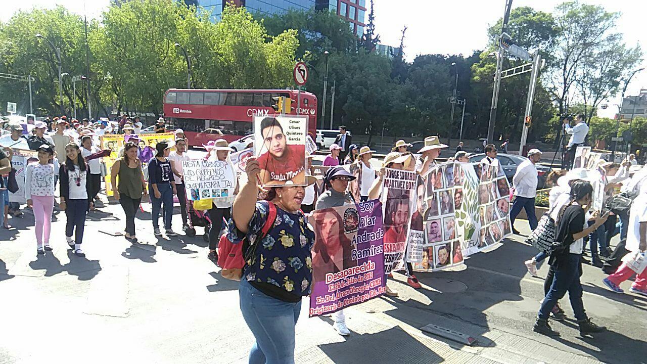 Familiares de personas desaparecidas marchan en Ciudad de México con fotografías y carteles de búsqueda