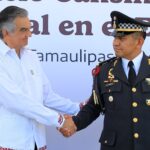 El gobernador Américo Villarreal saluda a un mando de seguridad de Tamaulipas