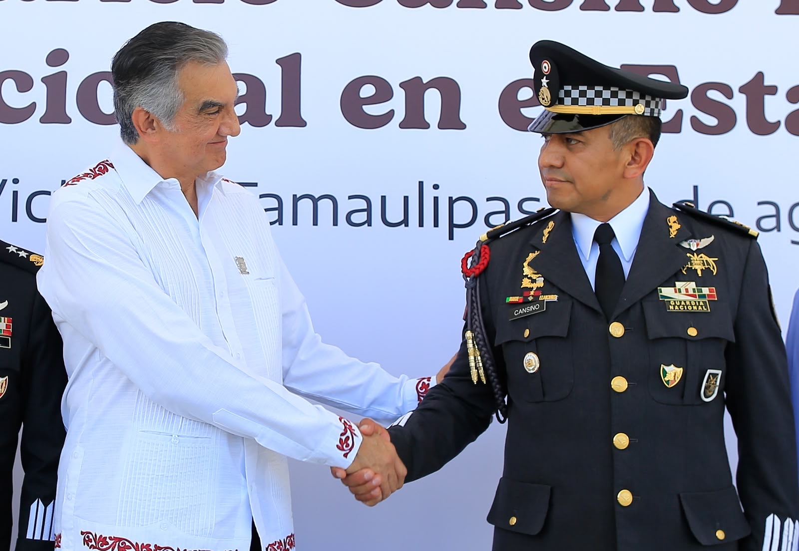El gobernador Américo Villarreal saluda a un mando de seguridad de Tamaulipas