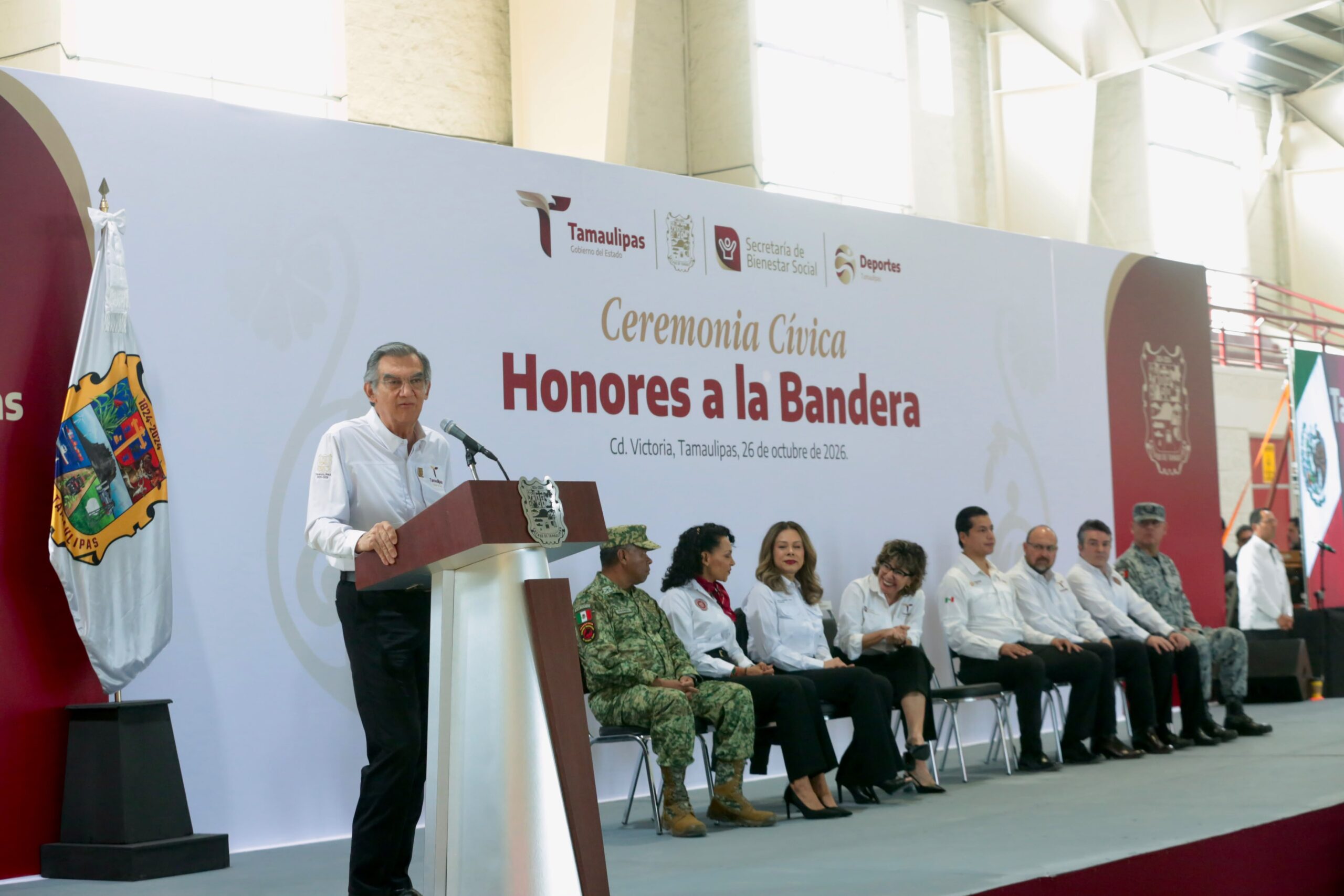 Gobernador Américo Villarreal durante la ceremonia de honores a la bandera del 26 de octubre