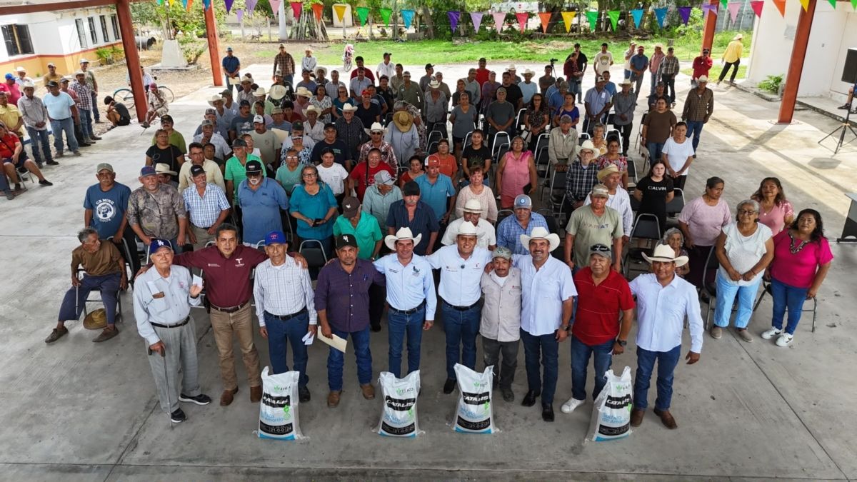 Productores de Llera durante la entrega estatal de fertilizante para huertas citrícolas