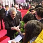 Alfonso Cuarón firma autógrafos durante el Festival Internacional de Cine de Morelia