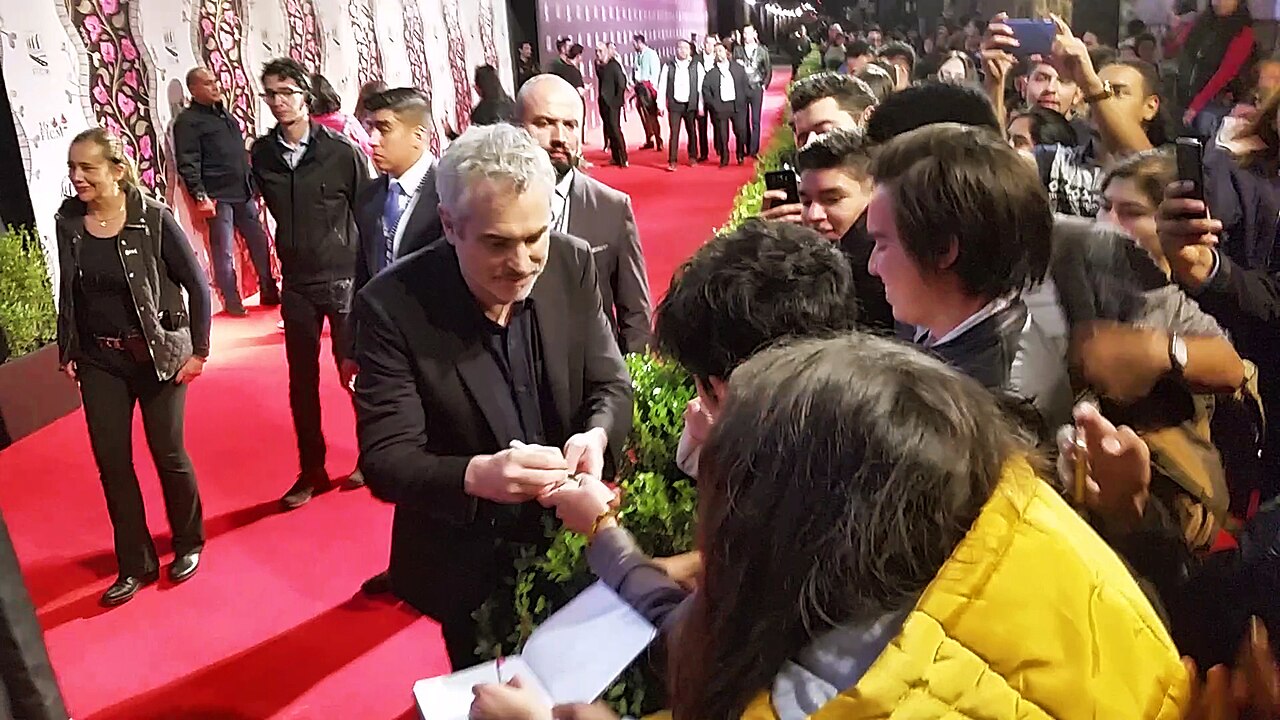 Alfonso Cuarón firma autógrafos durante el Festival Internacional de Cine de Morelia