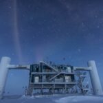 Observatorio IceCube bajo las estrellas en el Polo Sur