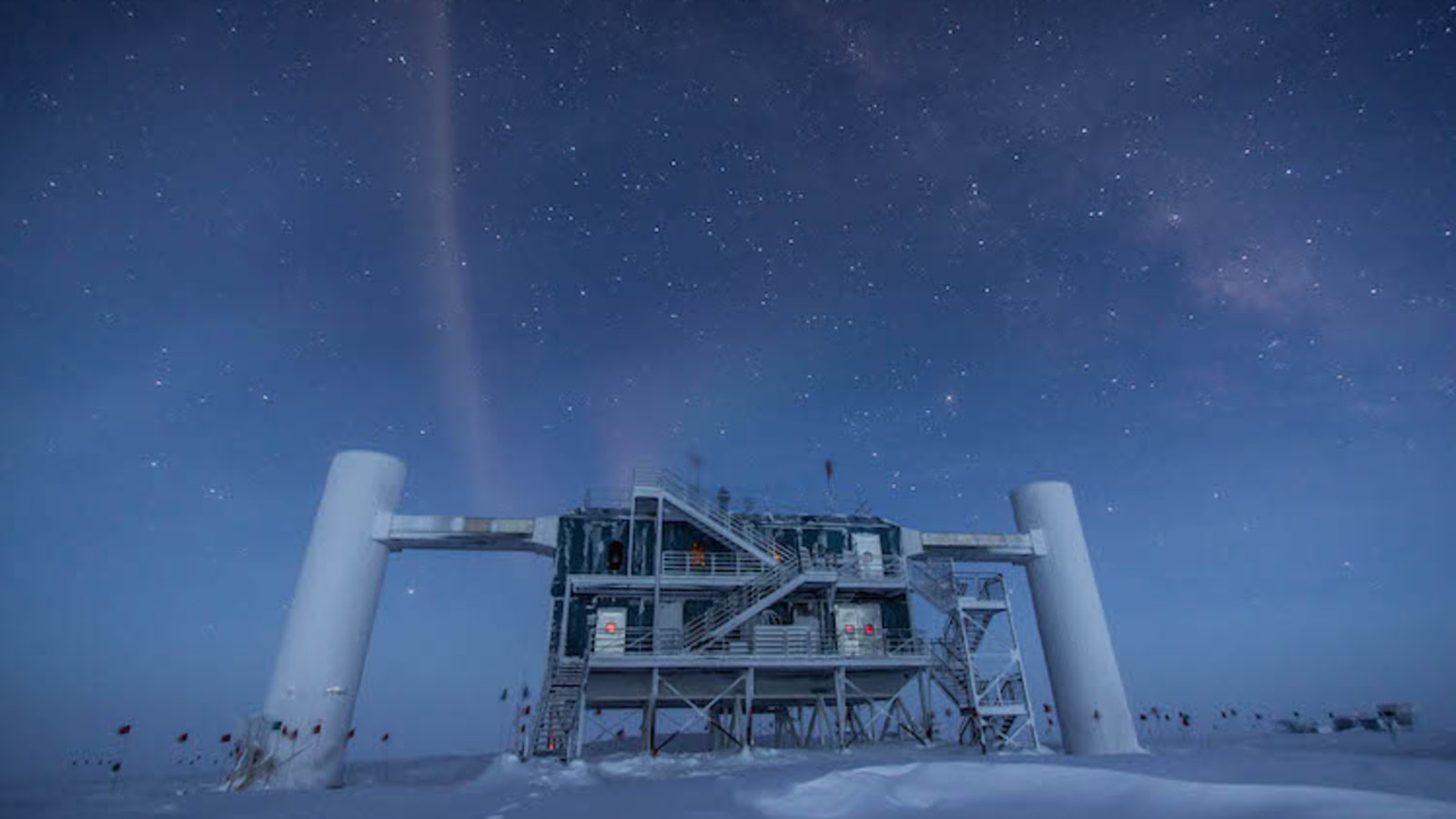 Observatorio IceCube bajo las estrellas en el Polo Sur
