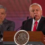 Francisco Garduño habla en una conferencia de prensa sobre política migratoria