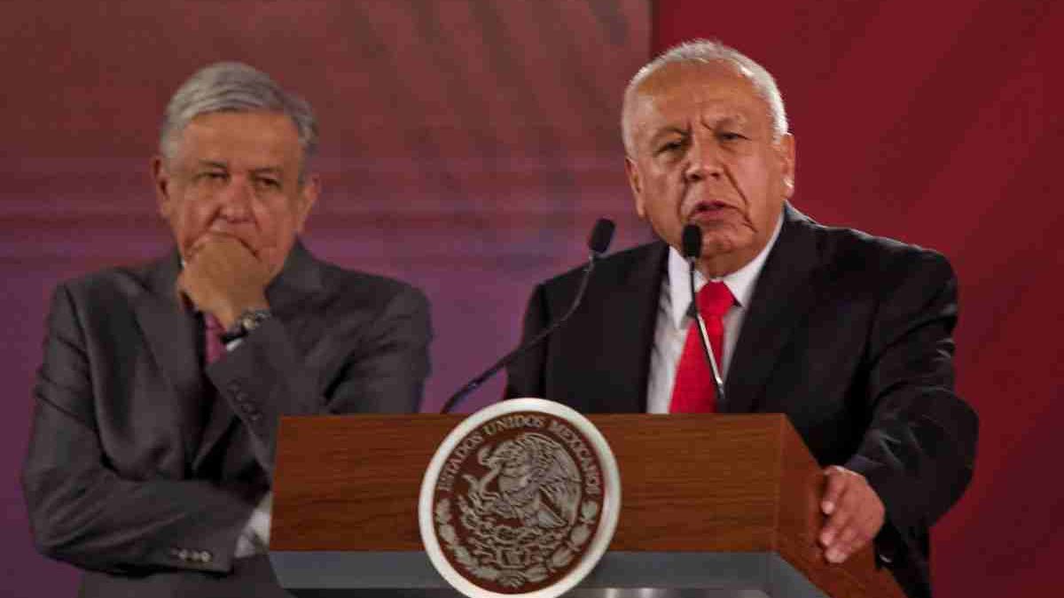 Francisco Garduño habla en una conferencia de prensa sobre política migratoria