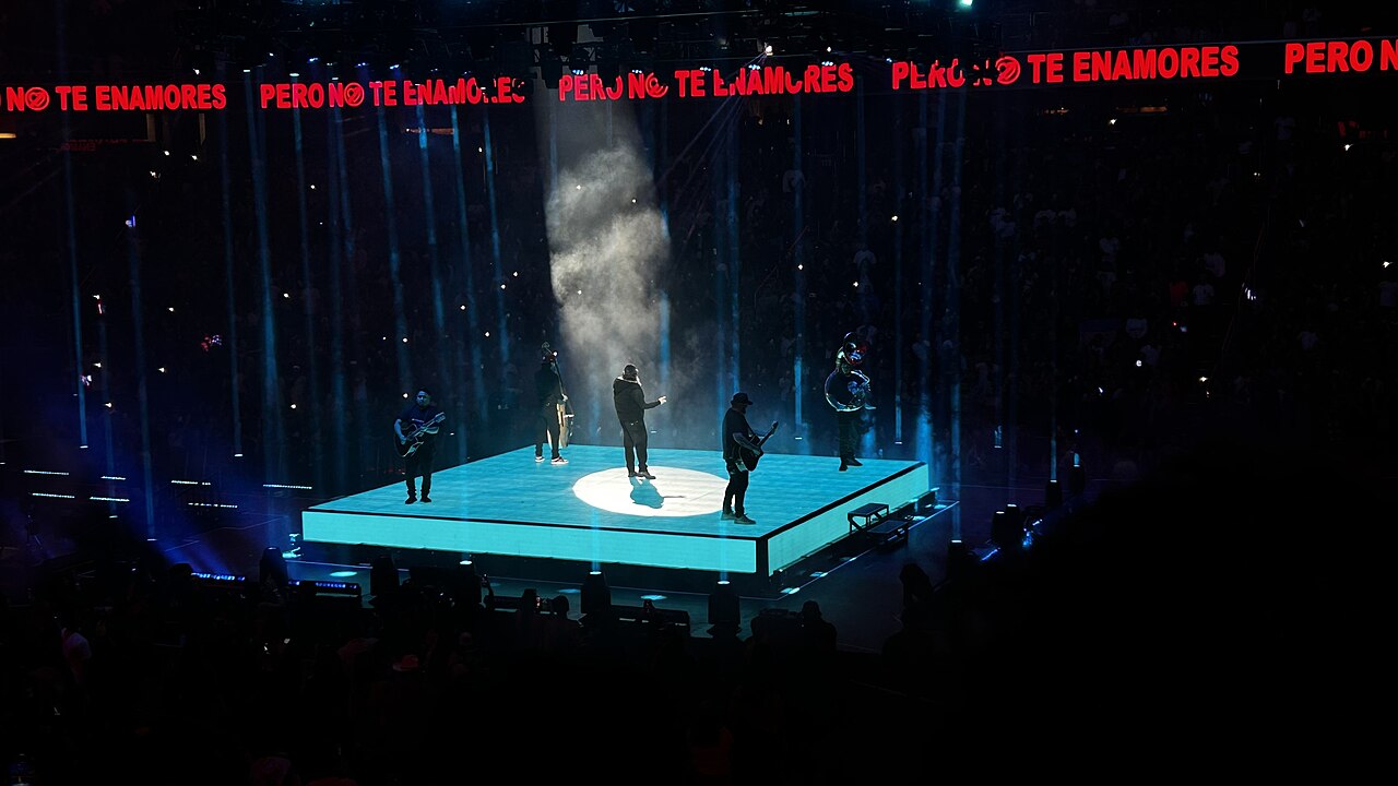 Fuerza Regida durante un concierto en la Capital One Arena