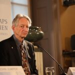 Geoffrey Hinton durante una conferencia en la Real Academia Sueca de Ciencias