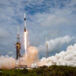 Google prueba chips de IA en el espacio con Suncatcher Cohete Falcon 9 despega desde una plataforma costera rumbo a órbita