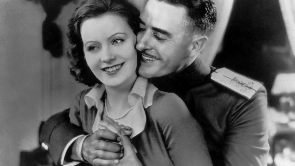 Greta Garbo junto a John Gilbert en una escena promocional de la película Love de 1927