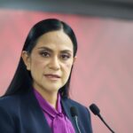 Grupo Maferefun: contratos de Bienestar llegan a Morena Ariadna Montiel ante micrófonos durante una intervención pública; fotografía de archivo de octubre de 2026