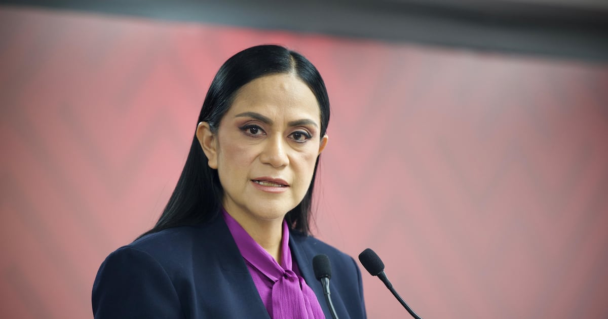 Ariadna Montiel ante micrófonos durante una intervención pública; fotografía de archivo de octubre de 2026