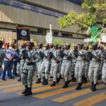 Elementos de la Guardia Nacional marchan en formación durante un desfile en Tijuana