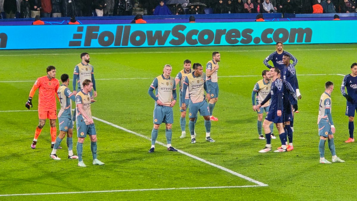 Erling Haaland junto a jugadores del Manchester City y PSG durante un partido