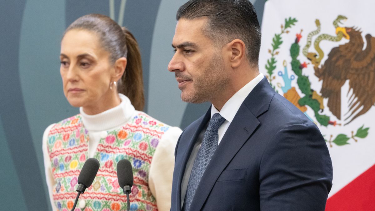 Omar García Harfuch acompañado por Claudia Sheinbaum durante una conferencia de prensa