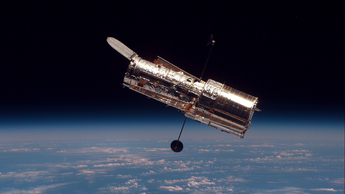 Telescopio Hubble sobre la Tierra después del mantenimiento de febrero de 1997