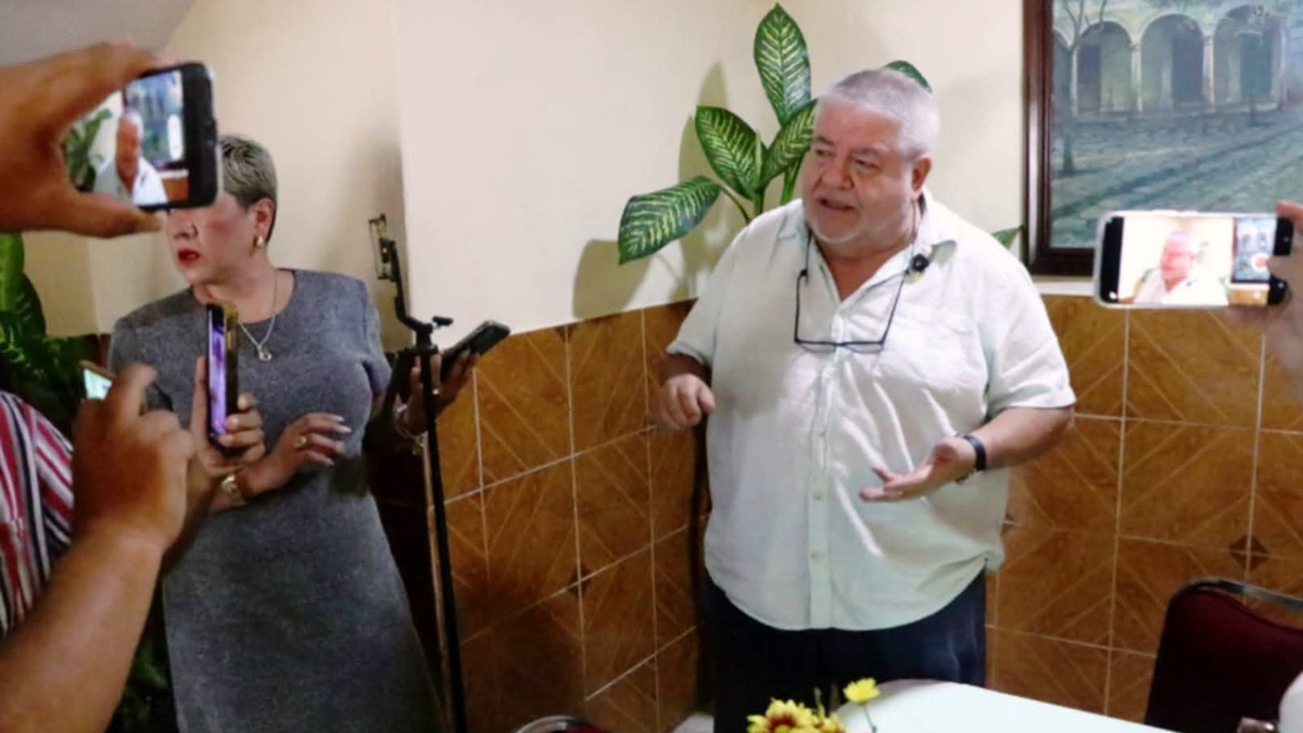 Manuel Huerta habla ante periodistas en una fotografía de archivo difundida en julio de 2026