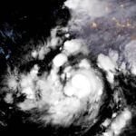 Huracán Simón categoría 4 obliga a suspender actividades Imagen satelital del huracán Simón frente a la costa del Pacífico mexicano
