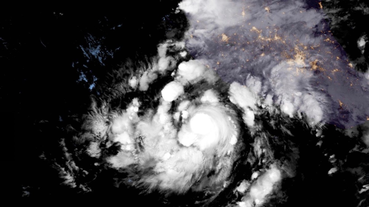 Imagen satelital del huracán Simón frente a la costa del Pacífico mexicano