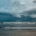 Nubes de tormenta sobre el océano ante el avance del huracán Trudy