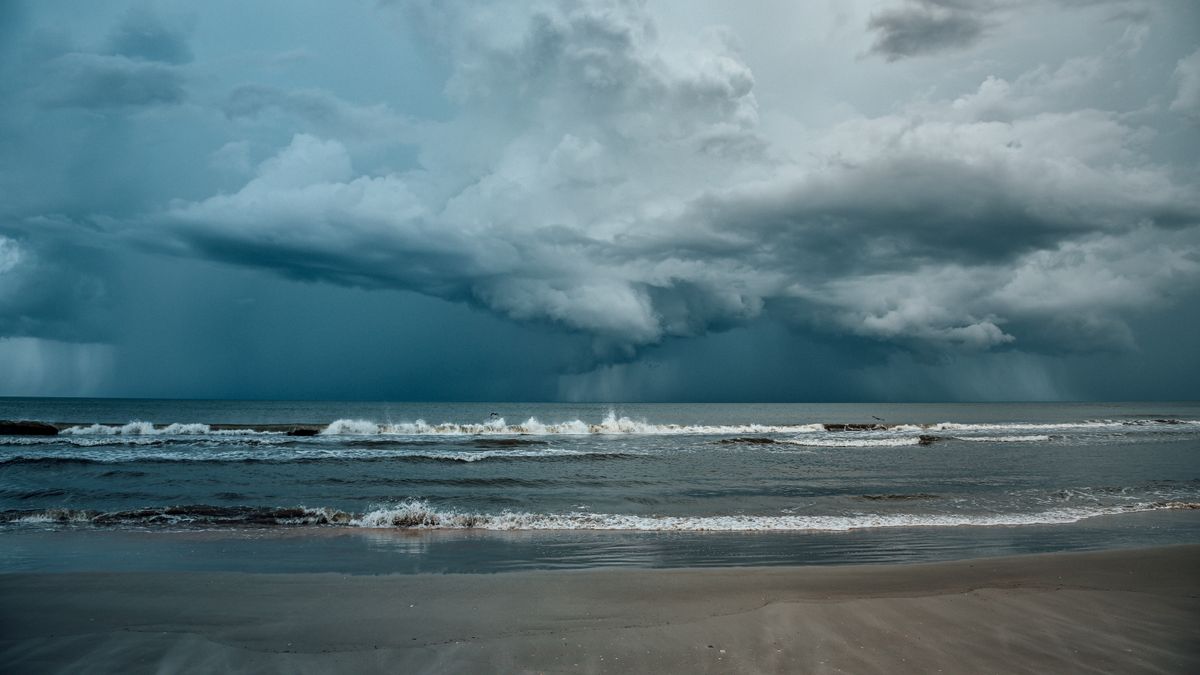 Nubes de tormenta sobre el océano ante el avance del huracán Trudy