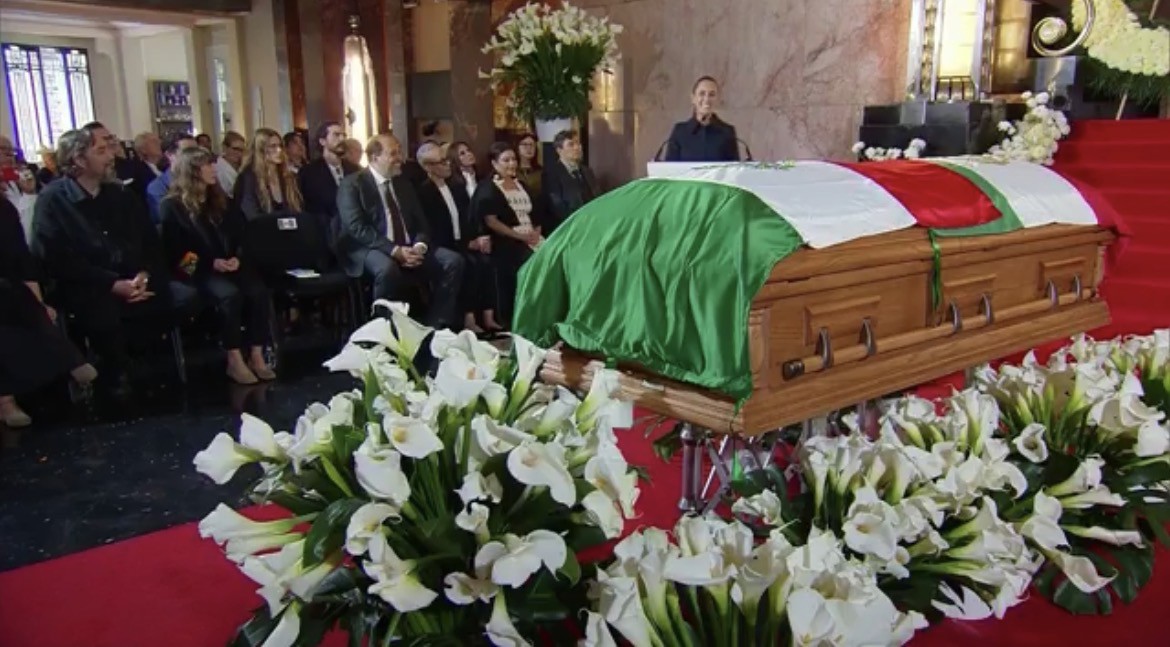 Féretro cubierto con la bandera de México durante el homenaje a Cuauhtémoc Cárdenas en Bellas Artes