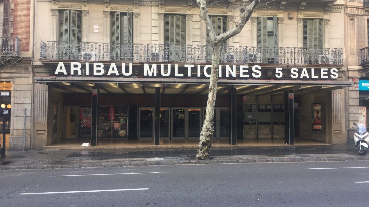 Fachada de Aribau Multicines en Barcelona en 2018, sede del festival IN-EDIT 2026