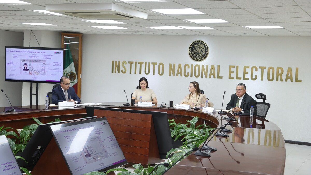 Autoridades del INE presentan el nuevo modelo de credencial para votar el 8 de junio de 2026