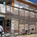 Edificio escolar en rehabilitación con andamios en Tampico, Tamaulipas