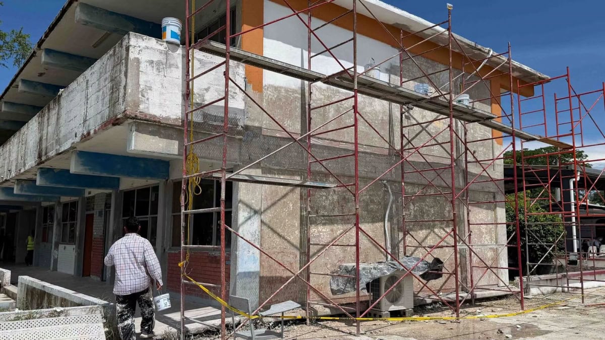 Edificio escolar en rehabilitación con andamios en Tampico, Tamaulipas
