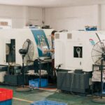Trabajadores operan maquinaria en una planta manufacturera