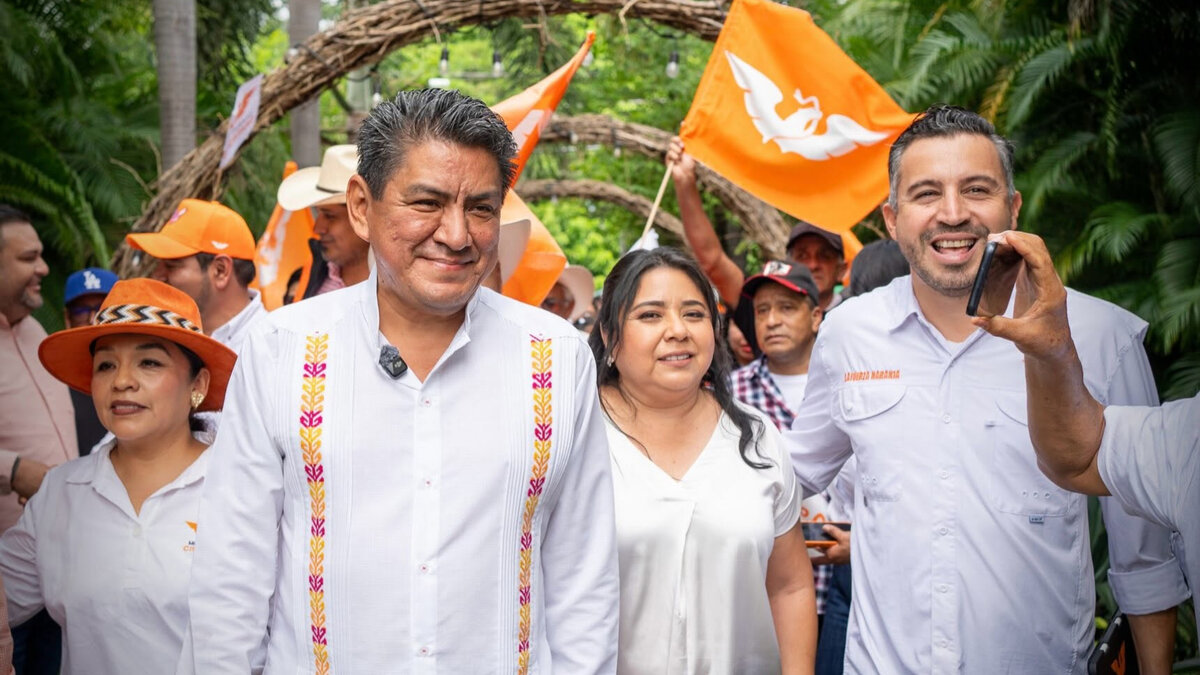 Irineo Molina, con camisa bordada, durante un acto de Movimiento Ciudadano en octubre de 2026.