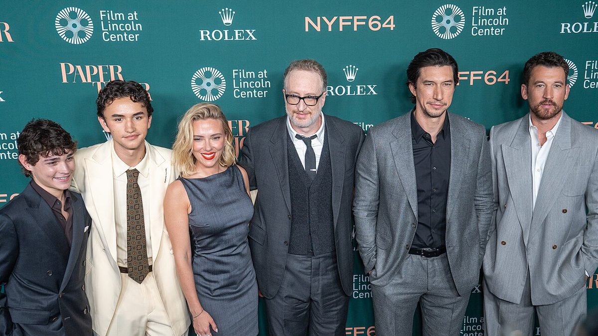 James Gray junto a Scarlett Johansson, Adam Driver y Miles Teller durante la presentación de Paper Tiger