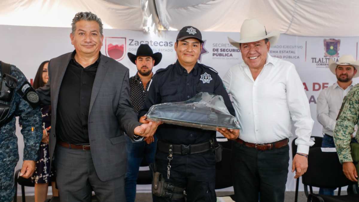 Policía municipal de Zacatecas recibe equipo durante acto oficial