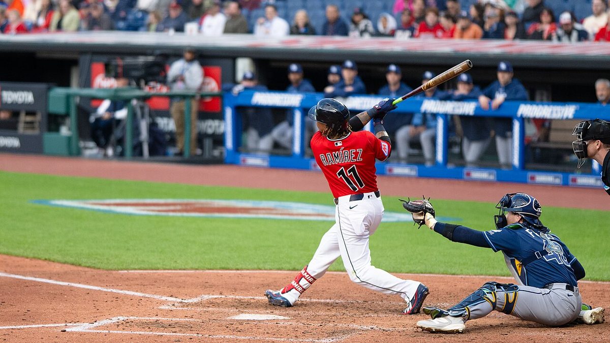 José Ramírez batea durante un juego de Cleveland Guardians