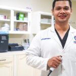 Joven aprendiz en un laboratorio durante una capacitación laboral