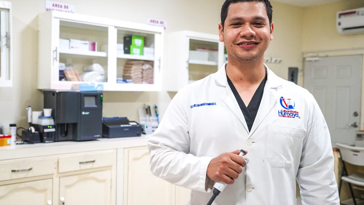 Joven aprendiz en un laboratorio durante una capacitación laboral