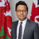 Kanishka Narayan, ministro británico de Inteligencia Artificial, frente a las banderas de Gales y Reino Unido