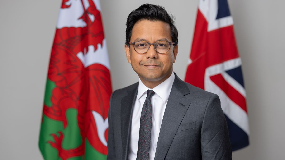 Kanishka Narayan, ministro británico de Inteligencia Artificial, frente a las banderas de Gales y Reino Unido