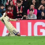 Barcelona remonta y golea 4-1 al Galatasaray en Champions Lamine Yamal celebra un gol con el Barcelona sobre el césped