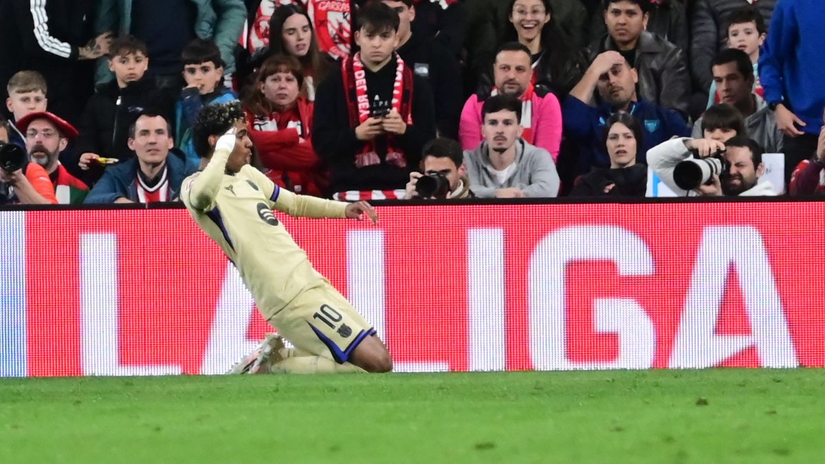Lamine Yamal celebra un gol con el Barcelona sobre el césped