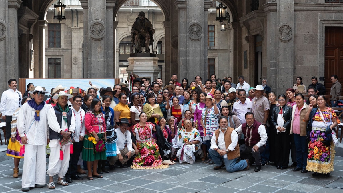 Representantes de pueblos indígenas y afromexicanos reunidos en Palacio Nacional