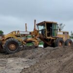 Maquinaria limpia drenes junto a la Laguna La Escondida en Reynosa