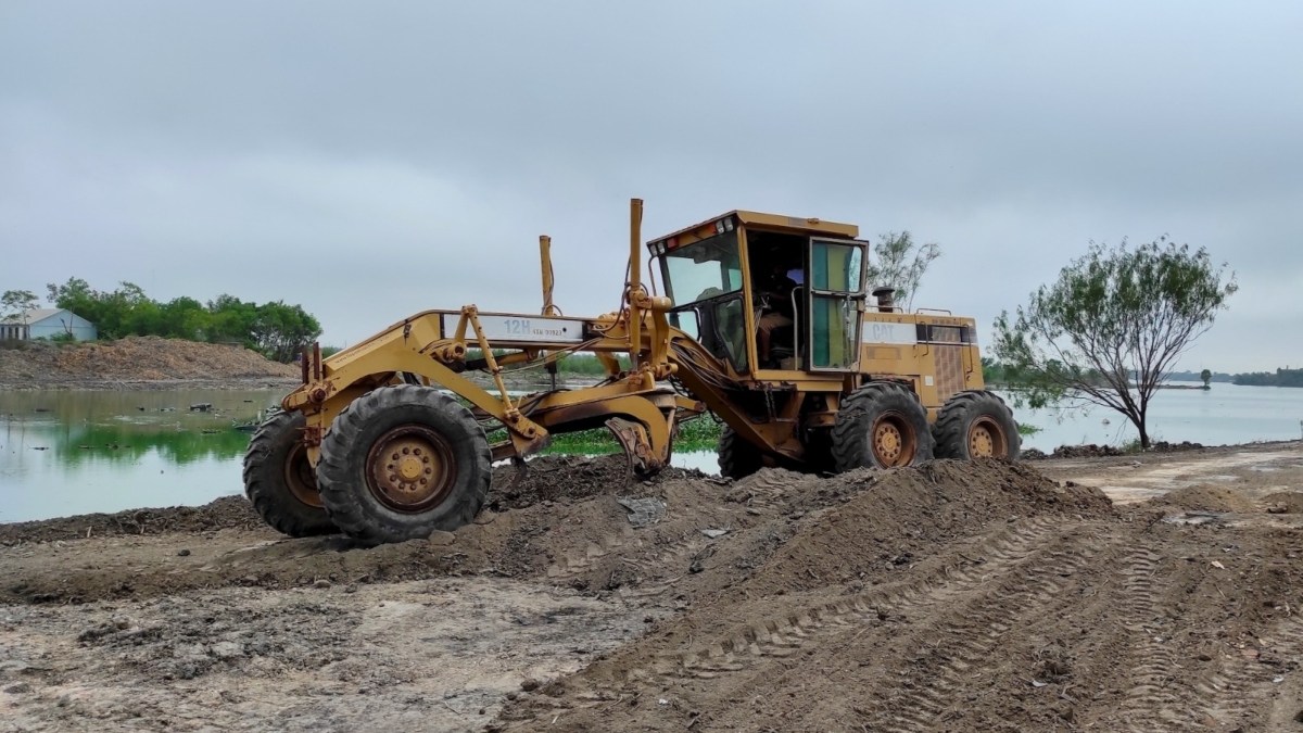 Maquinaria limpia drenes junto a la Laguna La Escondida en Reynosa